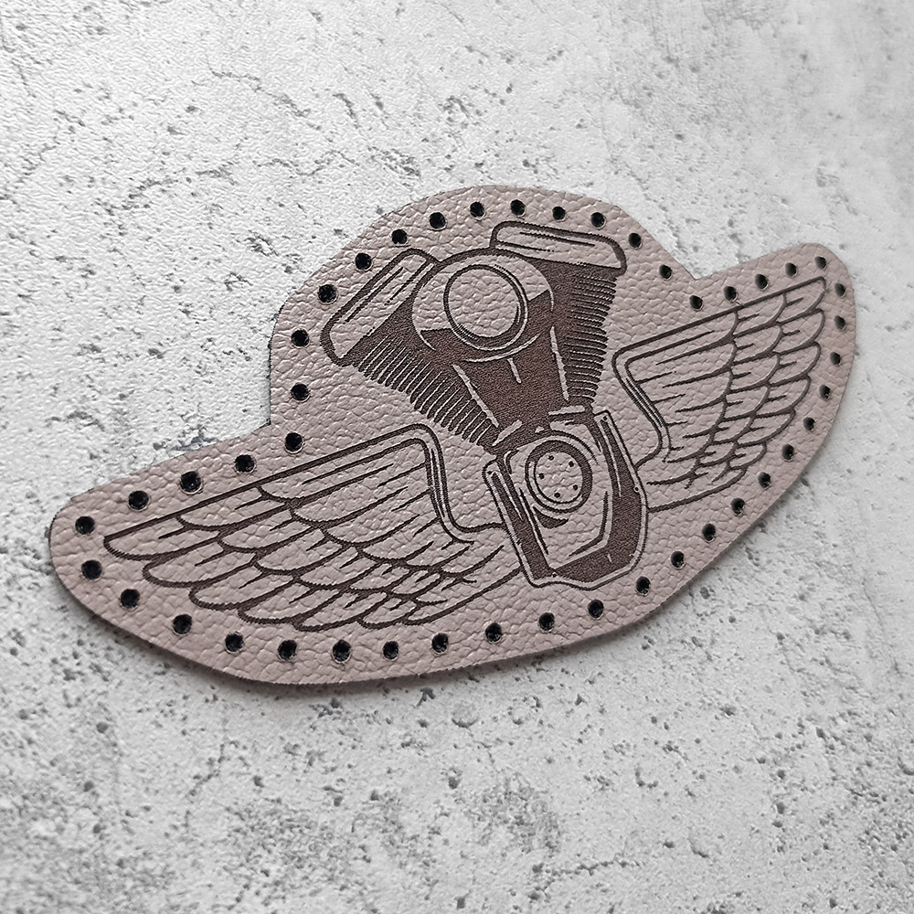 Кожаная нашивка двигатель V-twin с крыльями Кожаная нашивка двигатель V-twin с крыльями