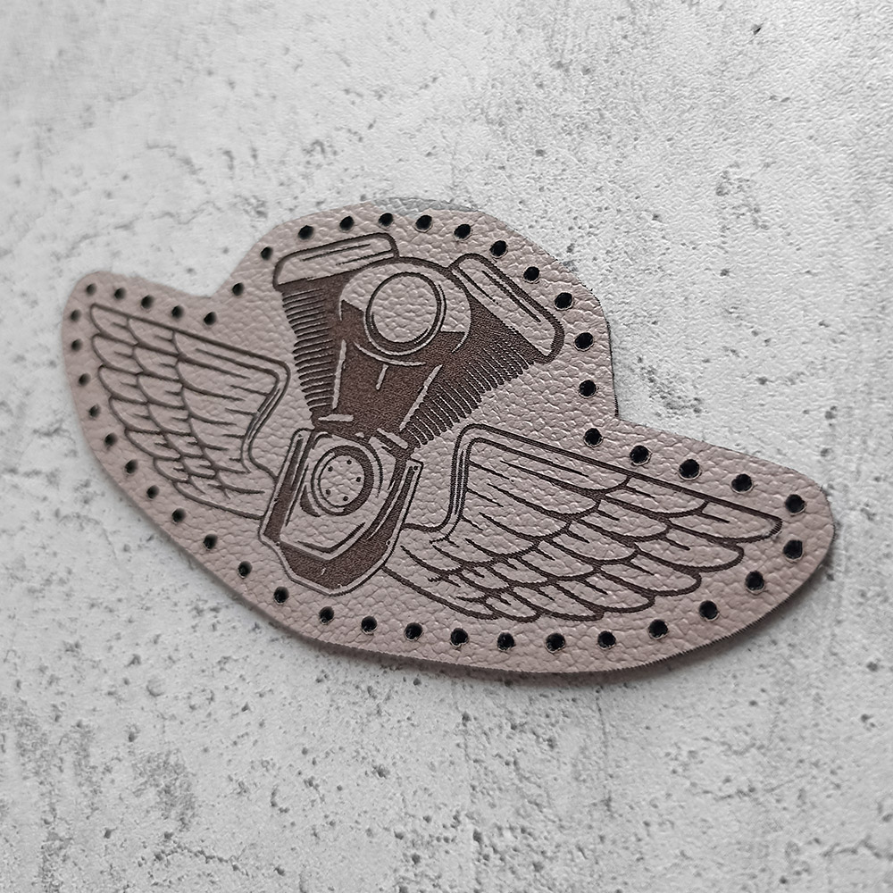 Кожаная нашивка двигатель V-twin с крыльями Кожаная нашивка двигатель V-twin с крыльями