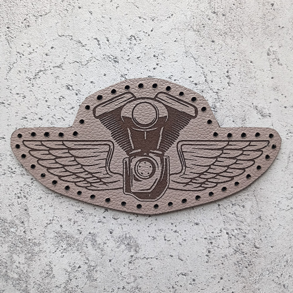 Кожаная нашивка двигатель V-twin с крыльями Кожаная нашивка двигатель V-twin с крыльями